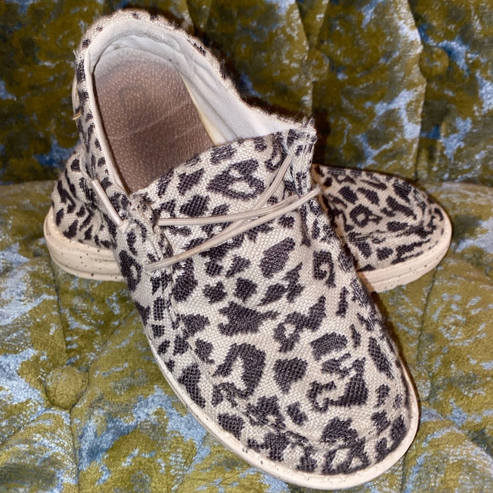 Hey Dude’s size 6 womens shoes